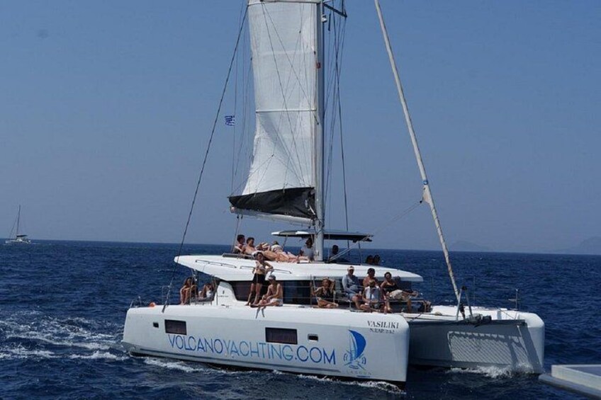 Ein Segelboot mit Personen an Bord, ein klarer Himmel und ruhige See. 3