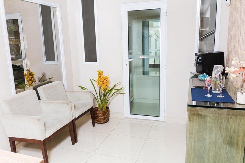 Un interior moderno con un sofá, una puerta de vidrio, un armario de madera y una planta en maceta. 4