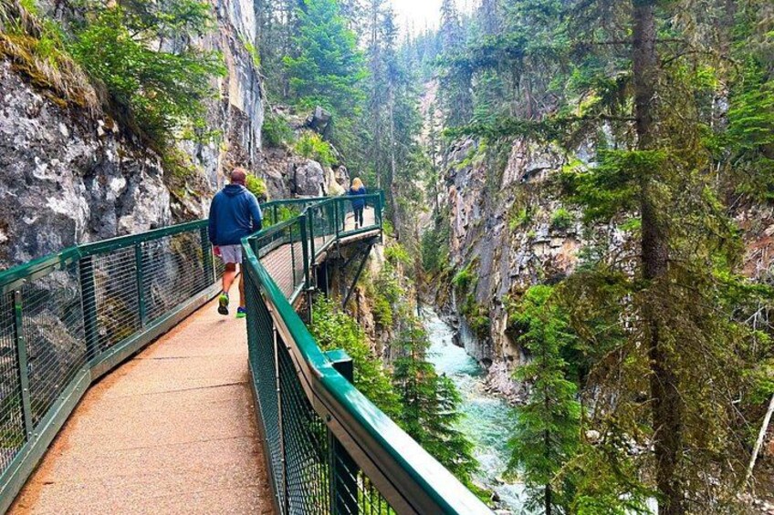 Experience Banff & Lake Louise | Moraine - PRIVATE DAY TOUR 2