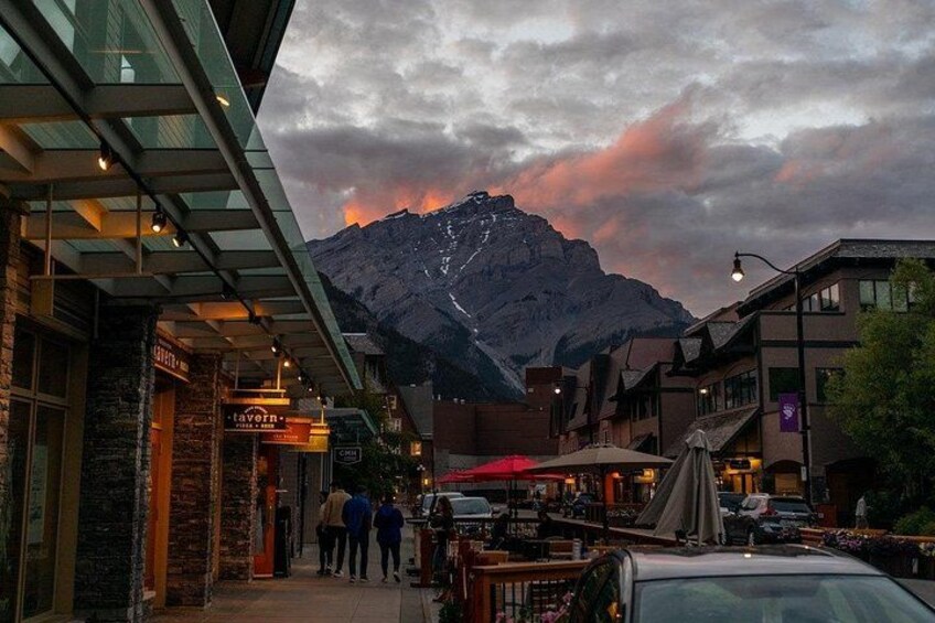 Una montagna al tramonto, un ristorante e un percorso pedonale. 2