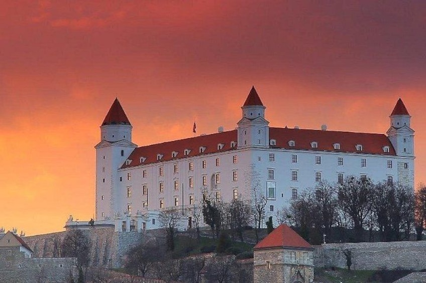 Bratislava walk tour with bonuses and castle 3€ + Tip, kids free 1