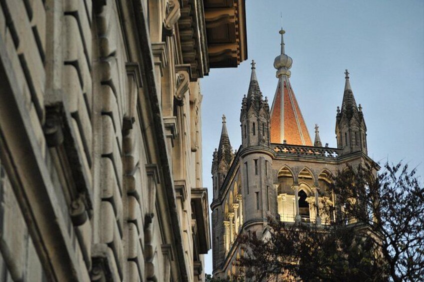 Un edificio histórico con arquitectura ornamentada, que incluye un tejado puntiagudo y decorativas agujas. 3
