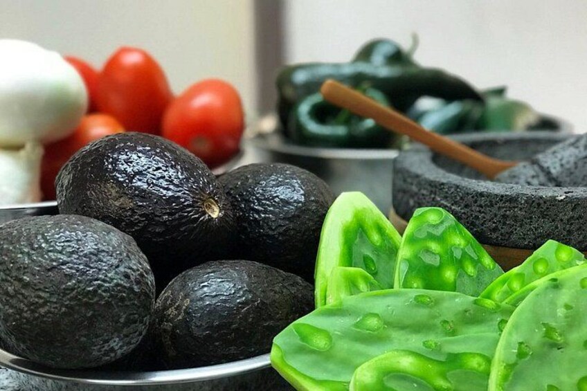 Avocados, Tomaten und grüne Paprika auf einem Teller. 2