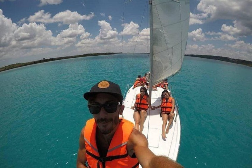 Un velero en aguas turquesas bajo un cielo despejado. 2
