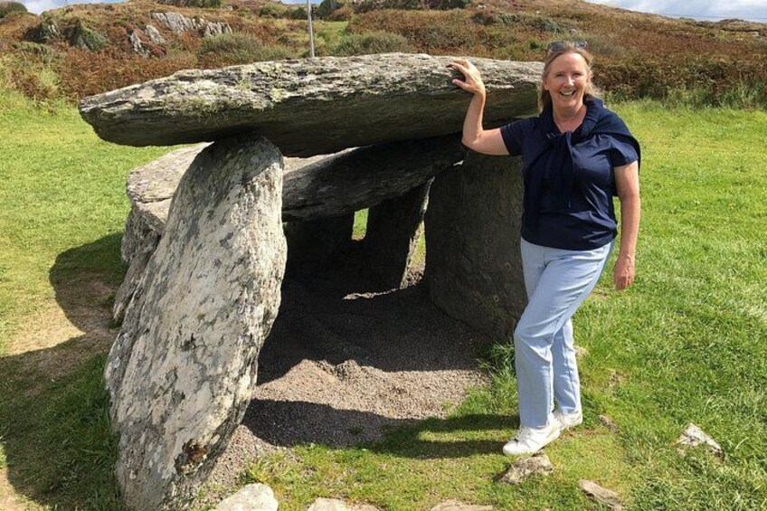 Una estructura de piedra con una persona de pie a su lado. 5