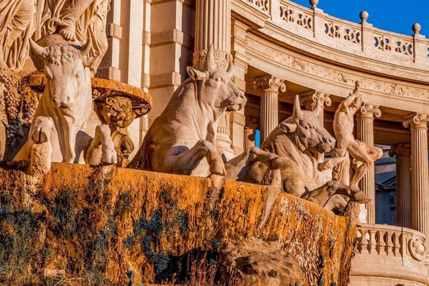 Una fuente clásica con esculturas de toros y cabeza de toro. 1