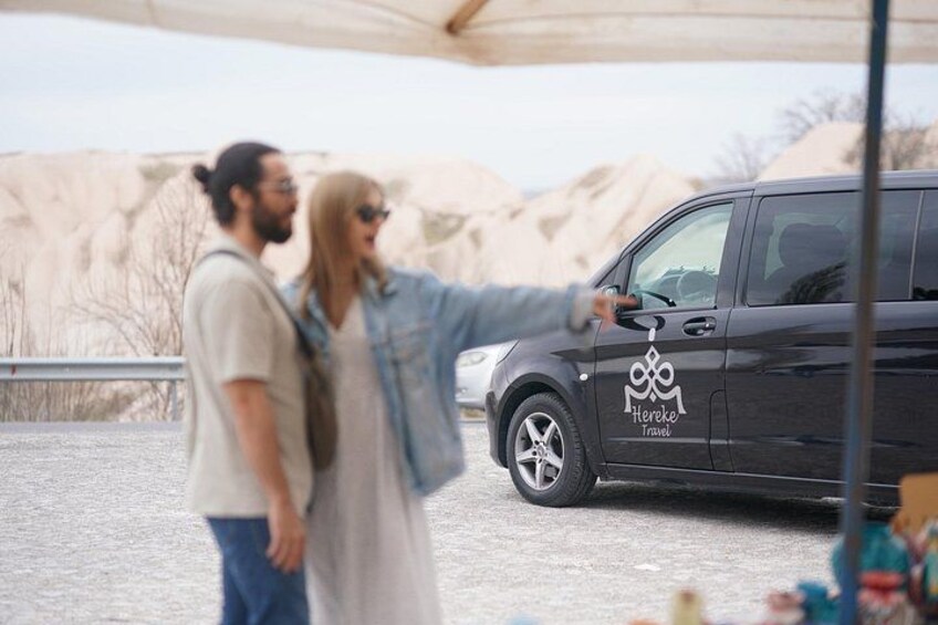 Un SUV noir, orné d’un logo et d’une inscription sur le côté, était garé sous une tente. 2