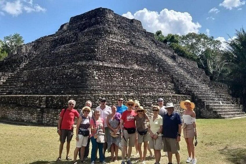 Eine Gruppe von Menschen steht vor einer großen, alten Pyramide aus Stein. 2
