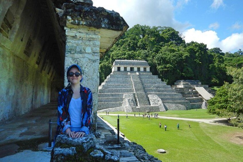 Une personne se tient devant une grande structure pyramidale, avec un escalier menant à son sommet. 1