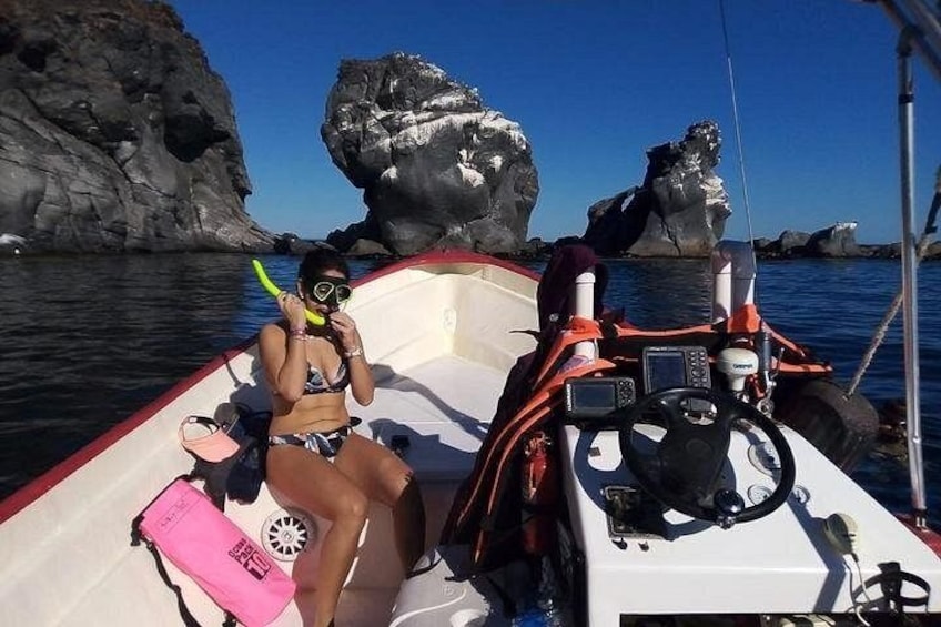 Una persona su una barca, con scogliere rocciose sullo sfondo. 2