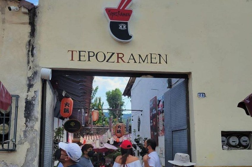 L'ingresso di Tepozramen, con un cartello e una folla di persone. 3