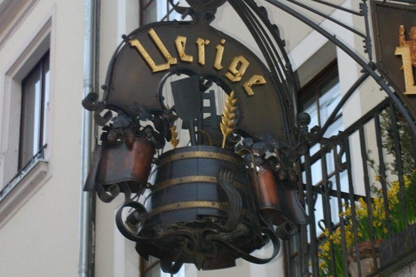 Un lampadaire ancien orné du mot « Lerigo » et d’éléments décoratifs. 1