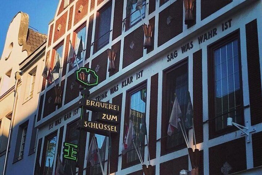 A building with multiple windows and a sign that reads 'SAG WAS WAHR IST'. 4