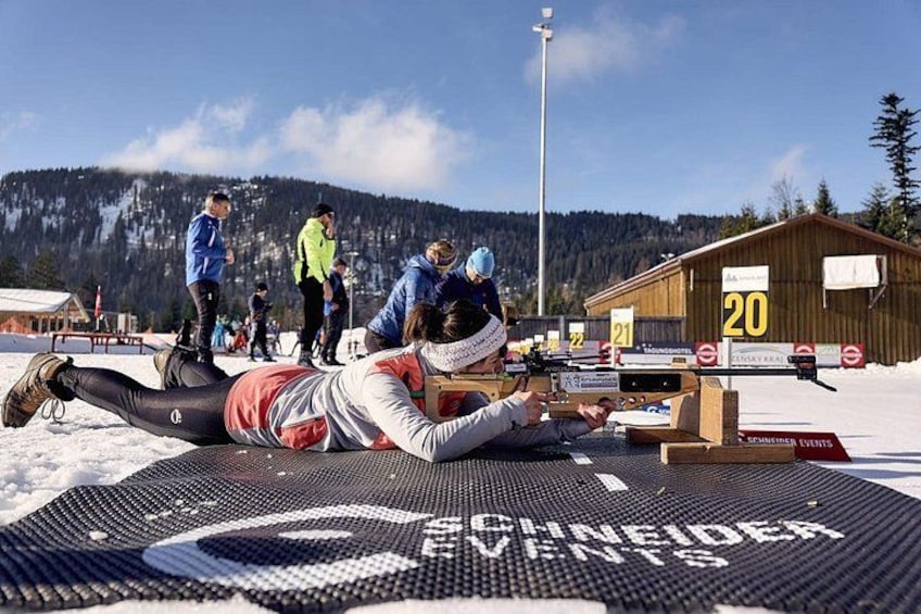 Una persona recostada en una esterilla con una pista de esquí al fondo. 5