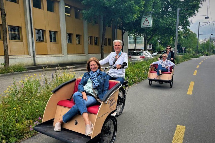 Une rue avec une ligne jaune au milieu, un immeuble doté de grandes fenêtres et un panneau indiquant une courbe à venir. 2