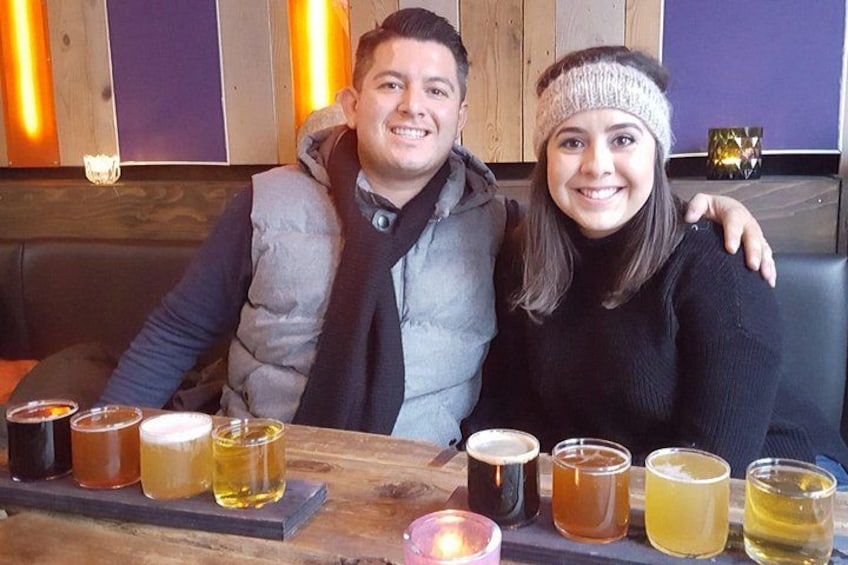 Dos personas sentadas en una mesa con diferentes bebidas. 3