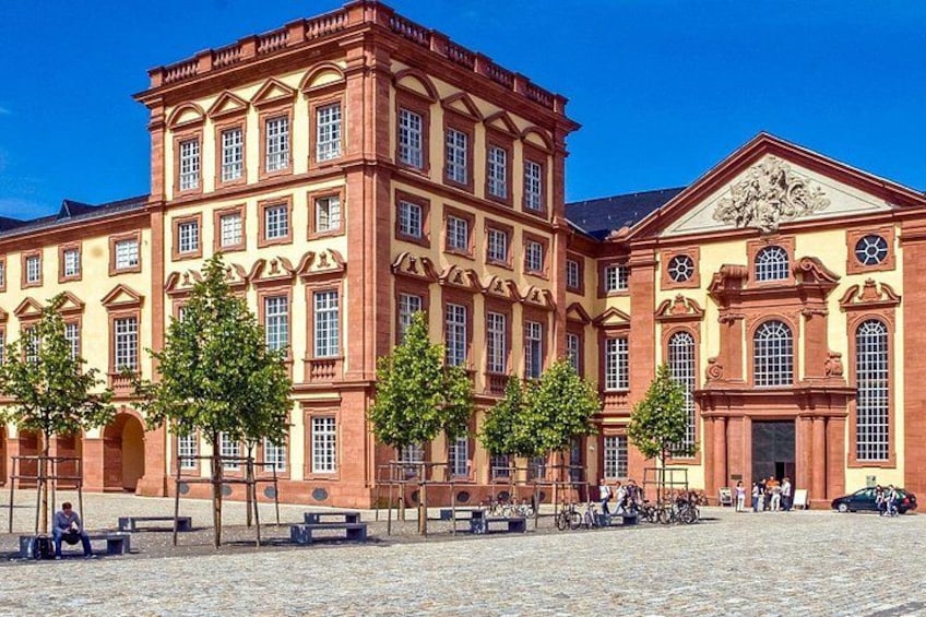 Un edificio histórico con múltiples ventanas y una entrada central. 2