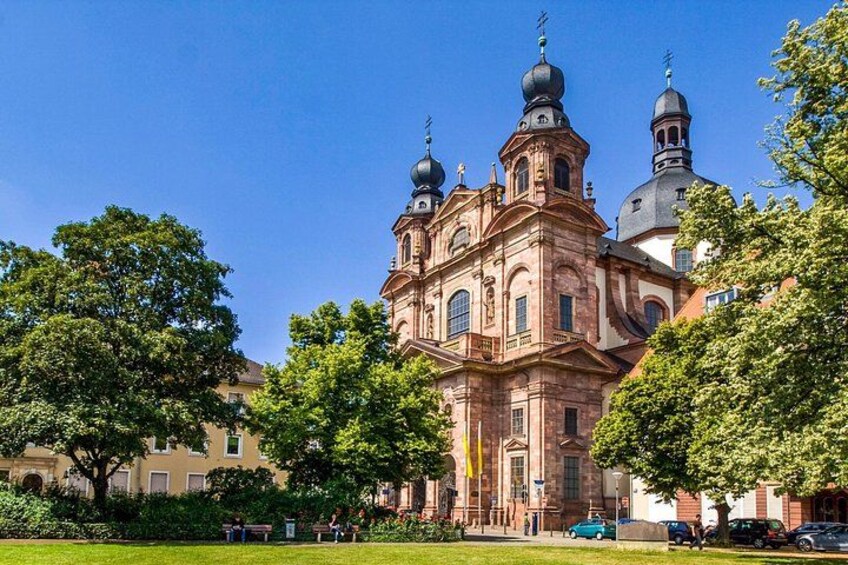 Une église historique dotée de plusieurs coupoles et d’un grand clocher, entourée d’arbres et d’une pelouse bien entretenue. 2