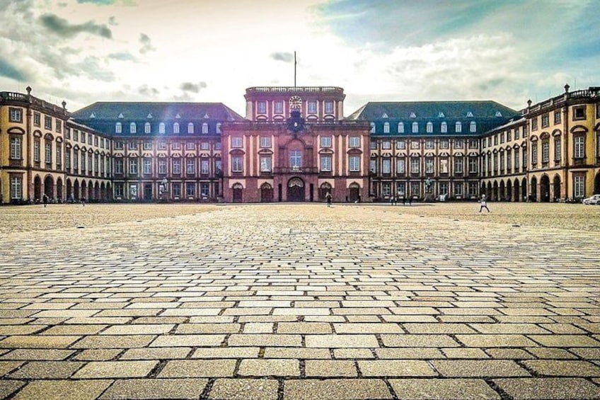 Un edificio grande y histórico con un patio central y alas simétricas. 3