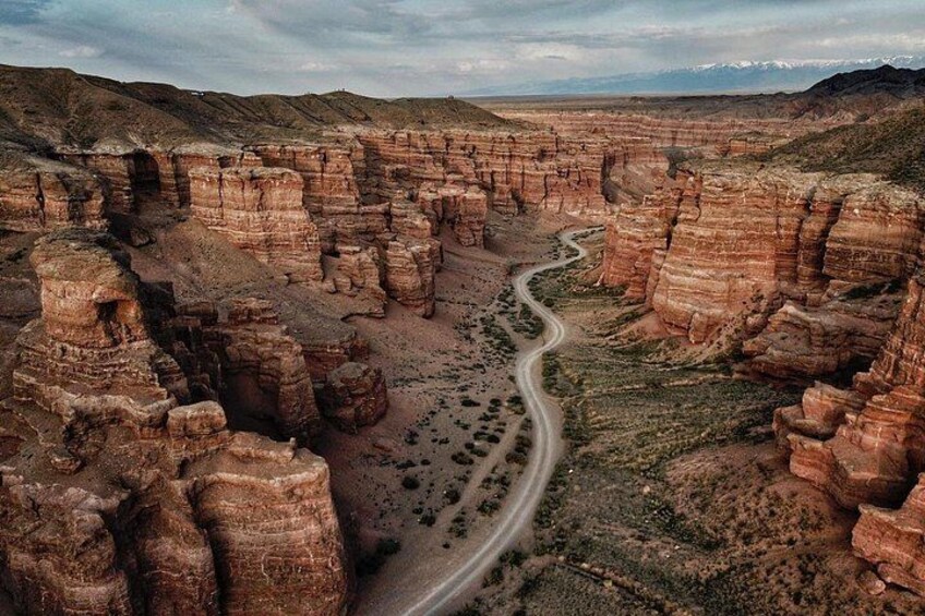 Un cañón con una carretera serpenteante. 1