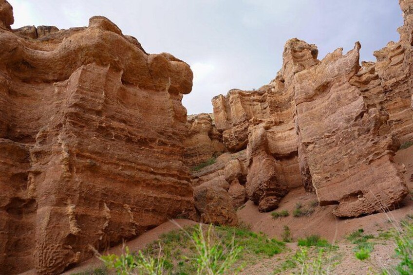 Un cañón rocoso con formaciones rocosas estratificadas. 3