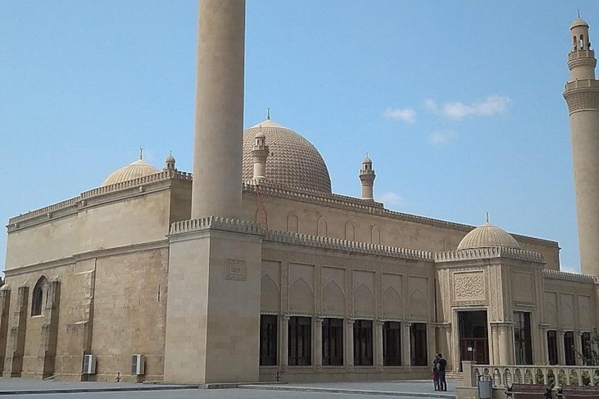 Una gran mezquita con dos minaretes y una cúpula. 2
