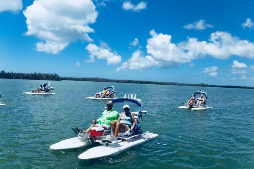 Des personnes pratiquent le paddle sur un lac calme, sous un ciel dégagé. 5