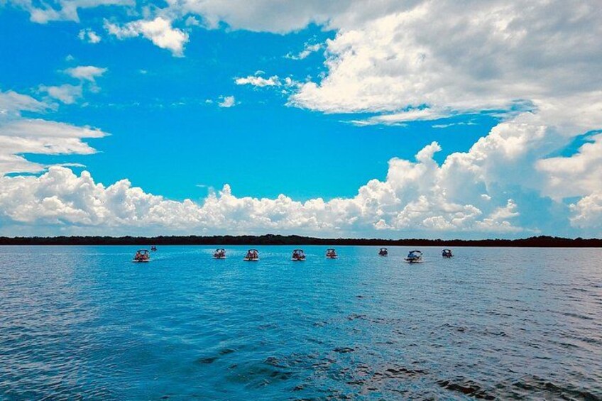 Une étendue d’eau calme où se trouvent plusieurs bateaux. 3
