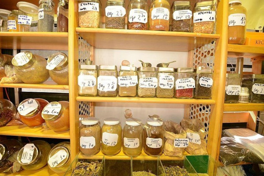 Estantes llenos de frascos con diferentes productos alimenticios, cada uno con precios e indicaciones. 5