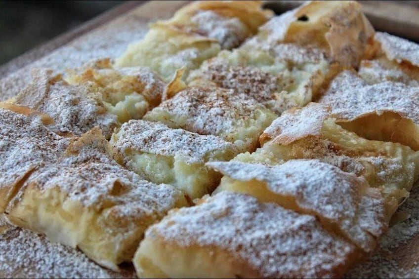 Un postre con costrado de masa, espolvoreado con azúcar glas. 4