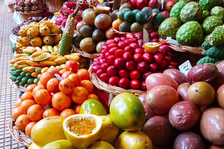 Eine Auswahl an Früchten, darunter Mangos, Orangen und Drachenfrüchte. 1