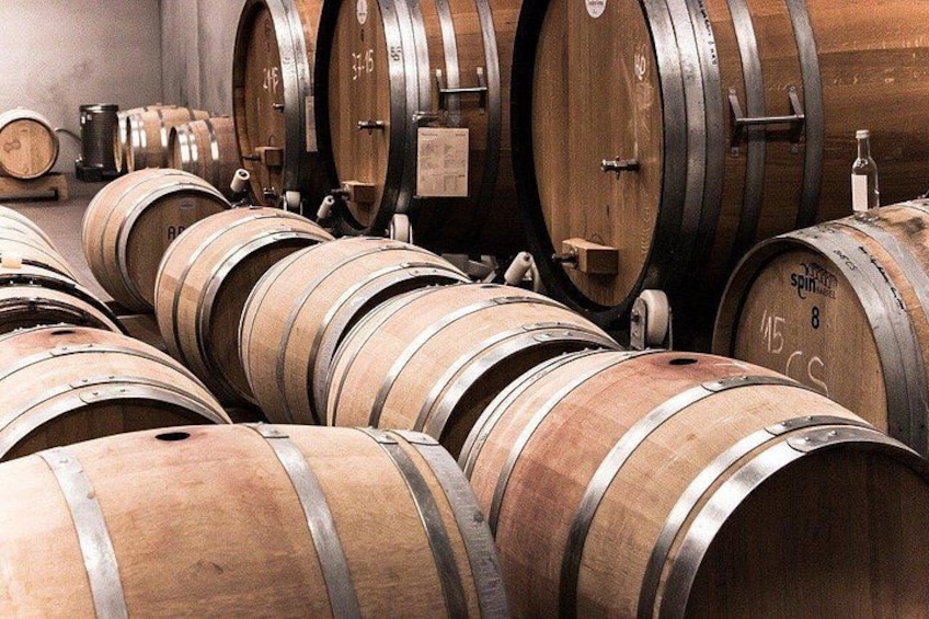 Barricas de madera apiladas en un almacén. 2