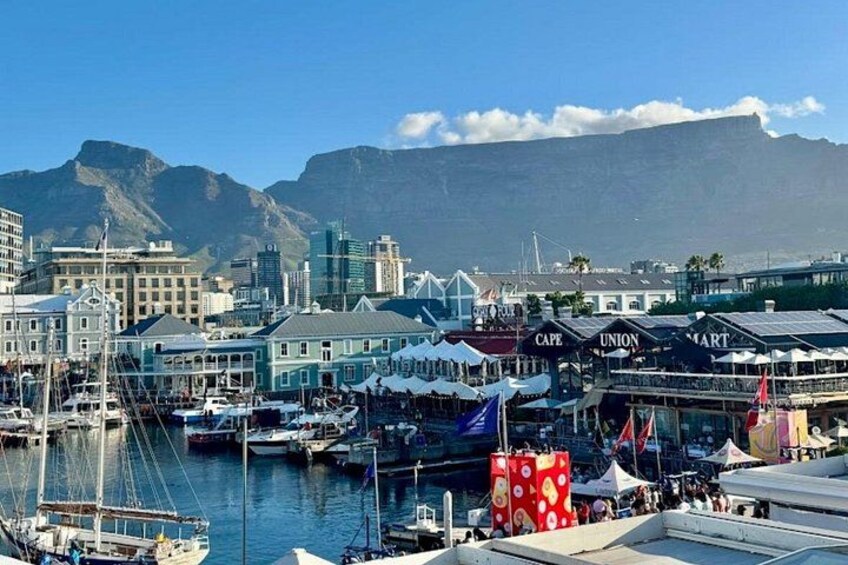 Un port avec des bateaux, une vue sur la ville et des montagnes en arrière-plan. 2
