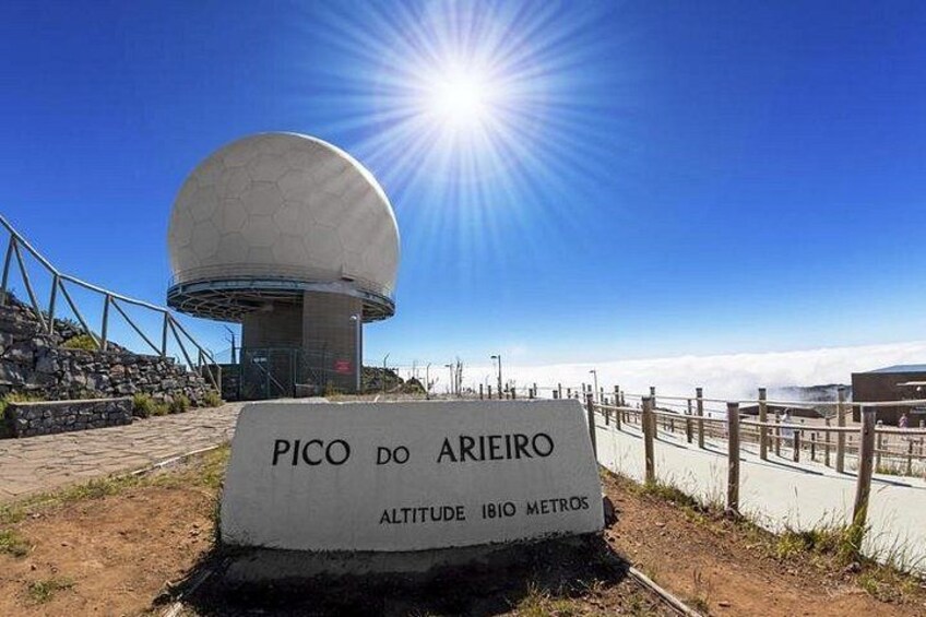 Une station météorologique nommée « PICO DO ARIEIRO », dotée d’une structure en forme de dôme, est située à une altitude de 1 810 mètres. 2