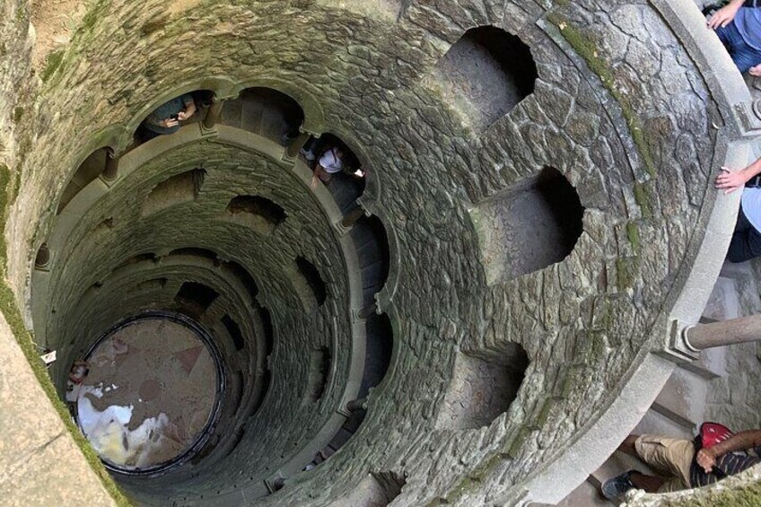 Een spiraalvormige stenen constructie met meerdere niveaus en doorgangen, vermoedelijk een historische toren of monument. 1