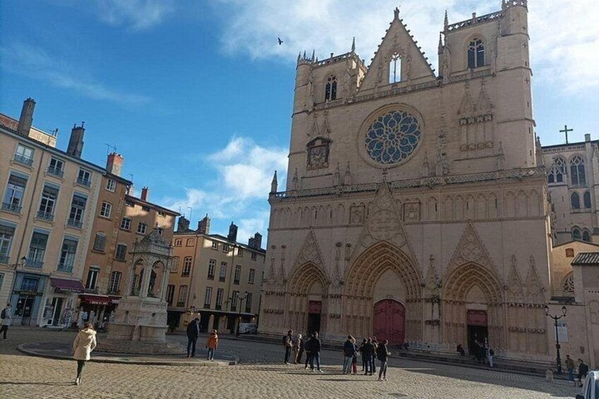 En historisk katedral med et stort rosenvindue og spidsbuede hvælvinger. 4