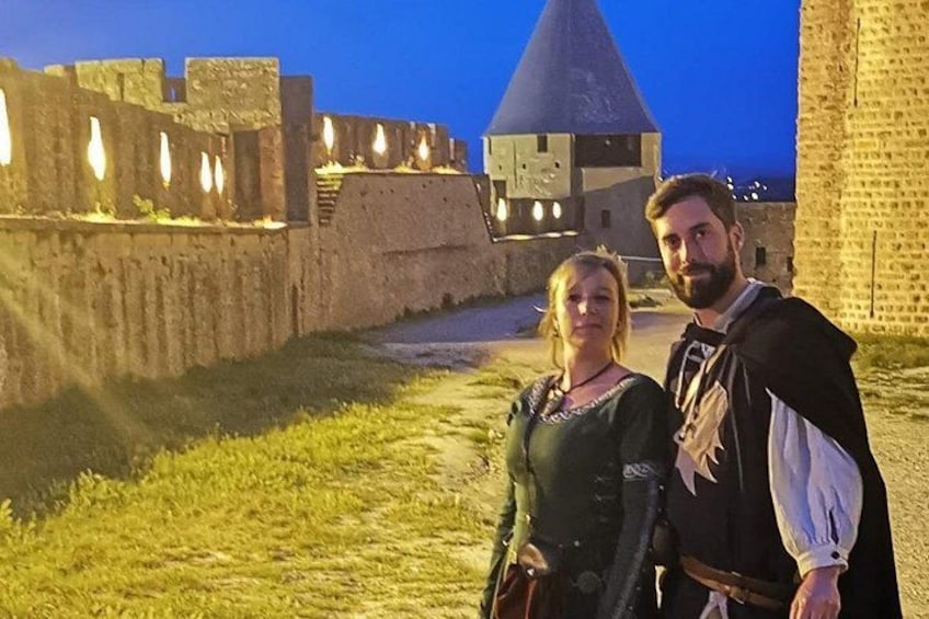 Un castillo medieval con una torre cónica, un foso y un camino pavimentado. 4
