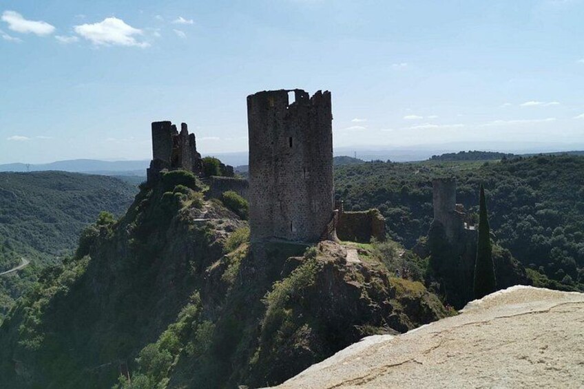 Les ruines d’un château en pierre, témoin d’une époque révolue, se dressent sur une colline, sous un ciel dégagé. 4
