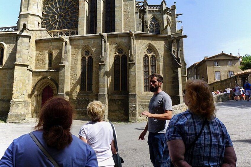Une église historique de style gothique, caractérisée par ses arcs brisés et une grande rosace. 2