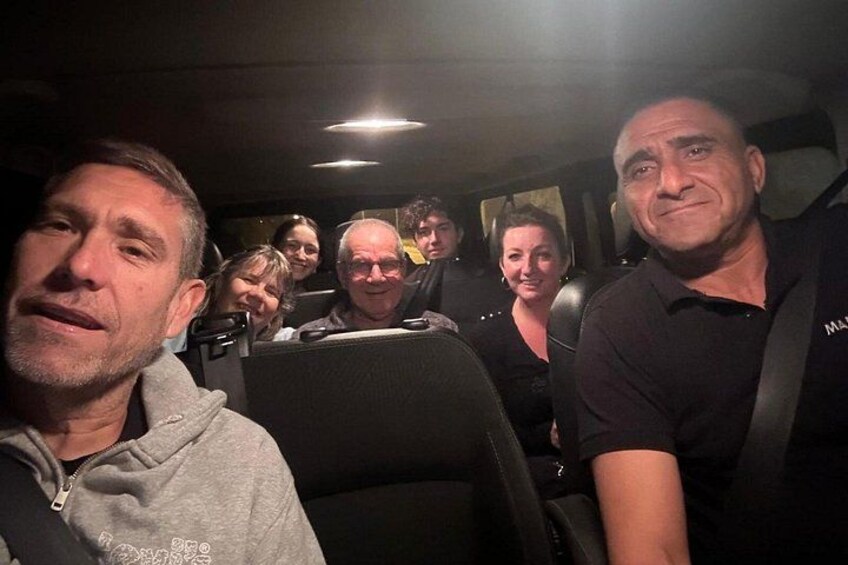 Un grupo de personas sentadas en un vehículo. 5
