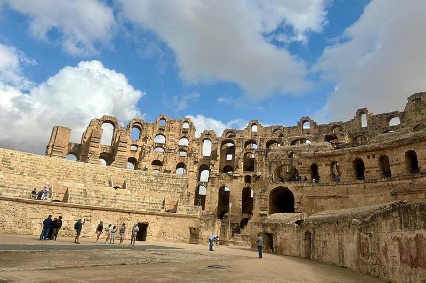 Ruinas antiguas con múltiples arcos y un amplio espacio abierto. 2