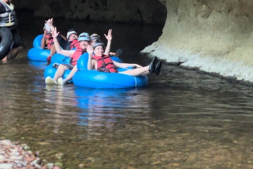 Persone su zattere gonfiabili blu che navigano in un fiume. 2
