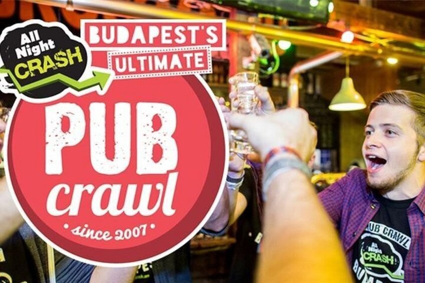 En overfyldt bar med et skilt for Budapests bedste pubcrawl. 4