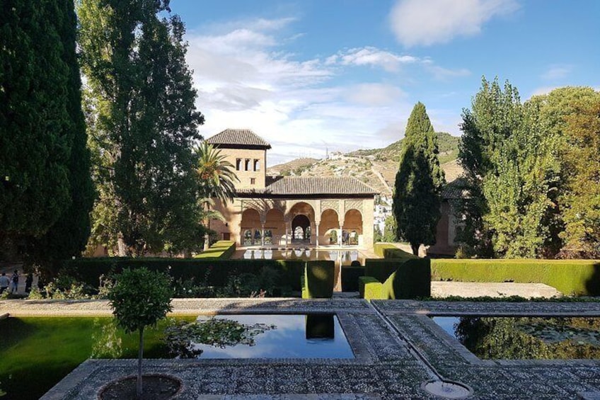 Join your Alhambra Ticket to a Tour 1