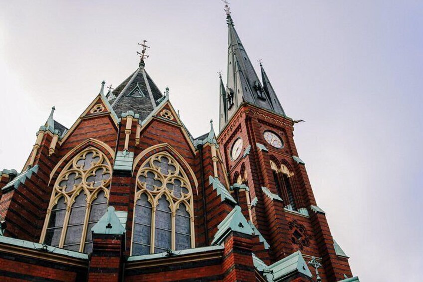 Een kerk in gotische stijl, met spitsbogen en een klokkentoren. 3
