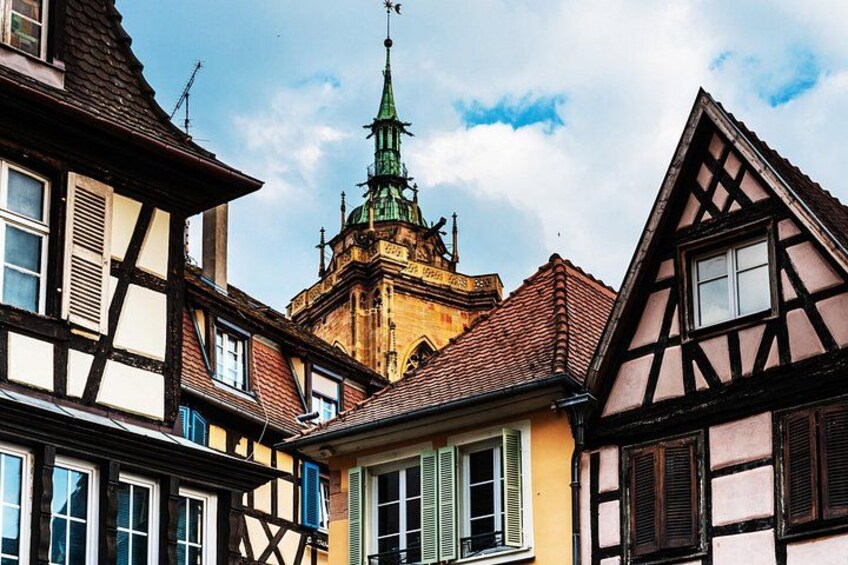 En traditionel europæisk by med bindingsværkshuse og en kirke med et spir. 4