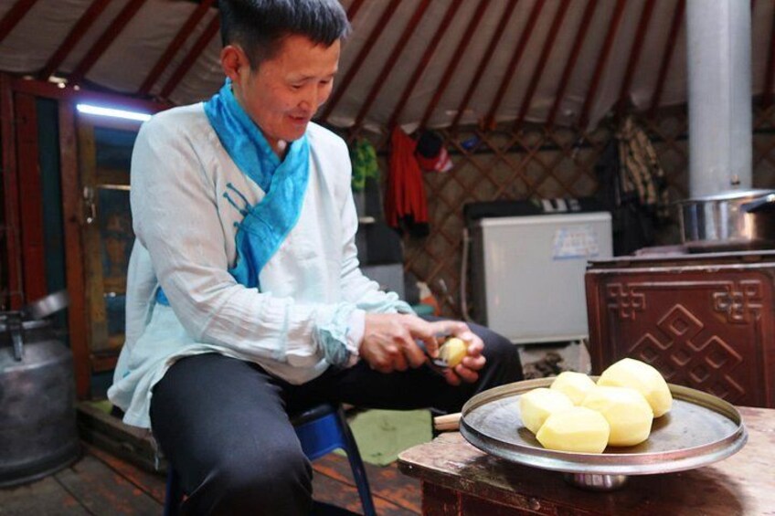 Begzsuren peeling potatoes 2