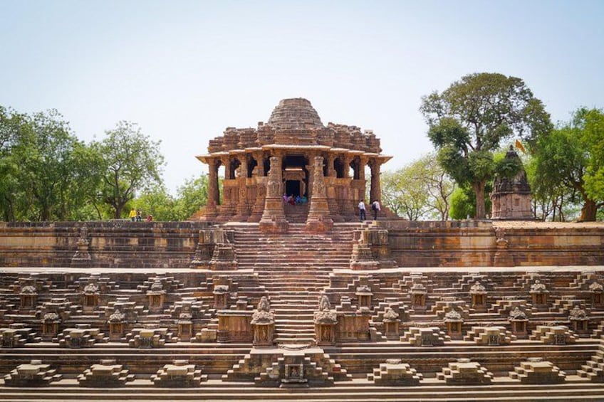 Un temple historique doté d’un accès à gradins et de sculptures complexes. 2