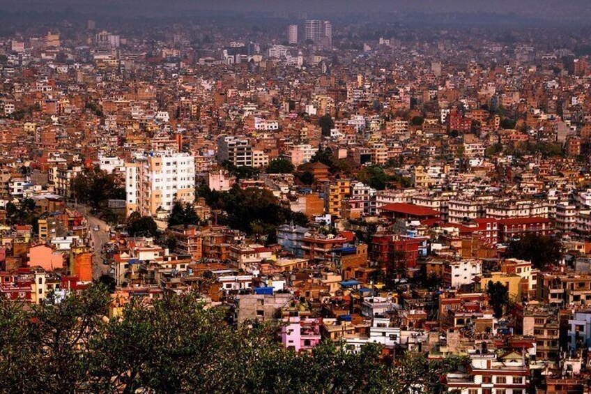 Un paisaje urbano denso con numerosos edificios y una estructura blanca destacada en el centro. 3