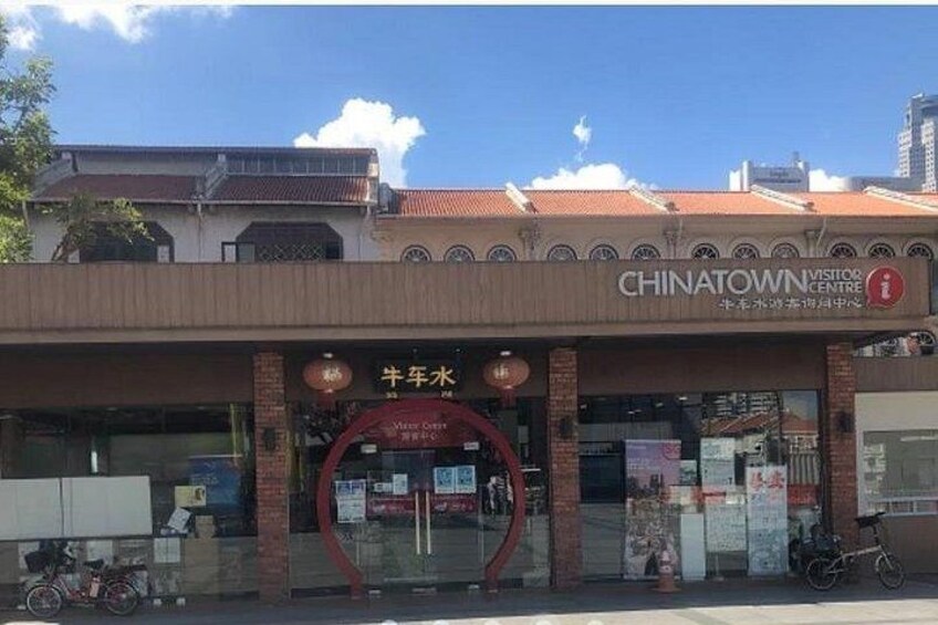 En butik med en skylt som visar texten ”Besökscentrum för Chinatown” och en annan skylt för ”Mjölkvatten”. 3